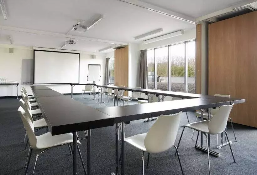 בית מלון כפרי Park Inn By Radisson Liege Airport