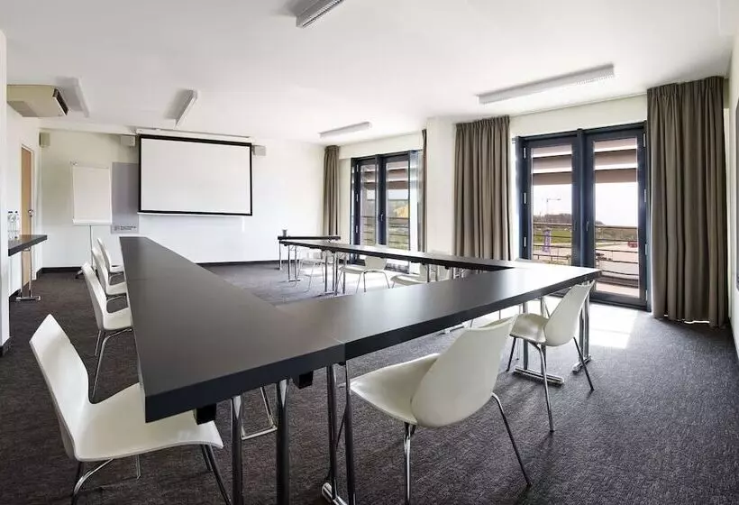 בית מלון כפרי Park Inn By Radisson Liege Airport