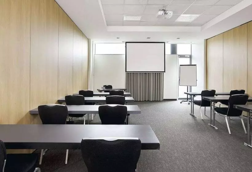 בית מלון כפרי Park Inn By Radisson Liege Airport