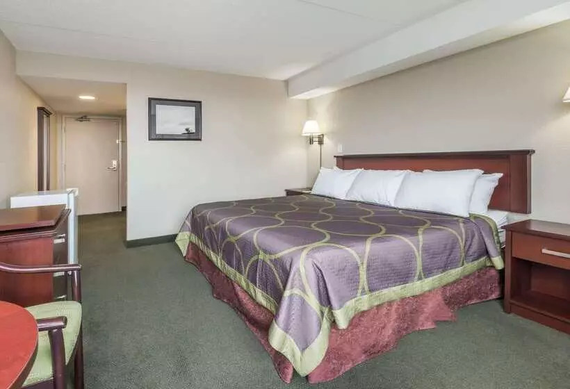 هتل Super 8 By Wyndham Mississauga
