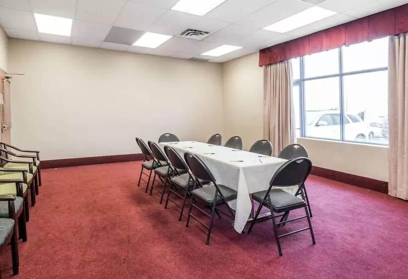 هتل Super 8 By Wyndham Mississauga