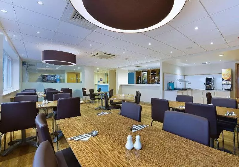 Отель Travelodge Caterham Whyteleafe