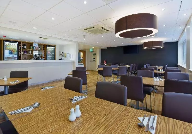 Отель Travelodge Caterham Whyteleafe