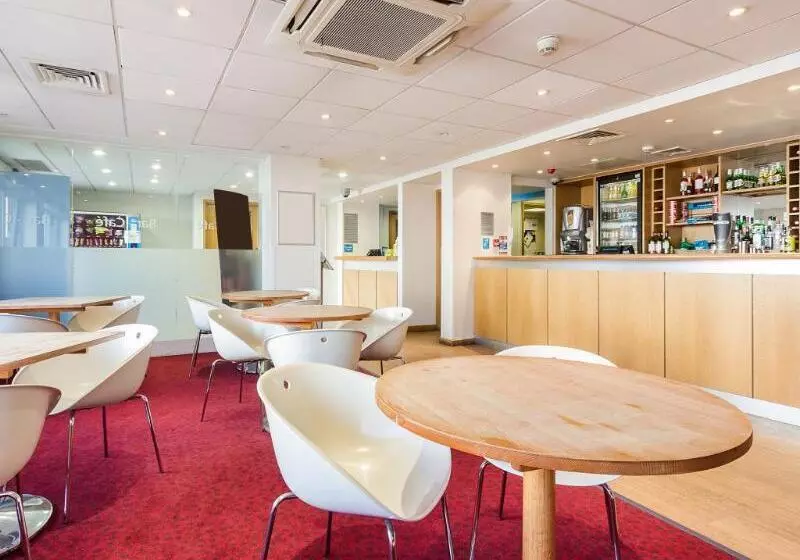 Отель Travelodge Caterham Whyteleafe