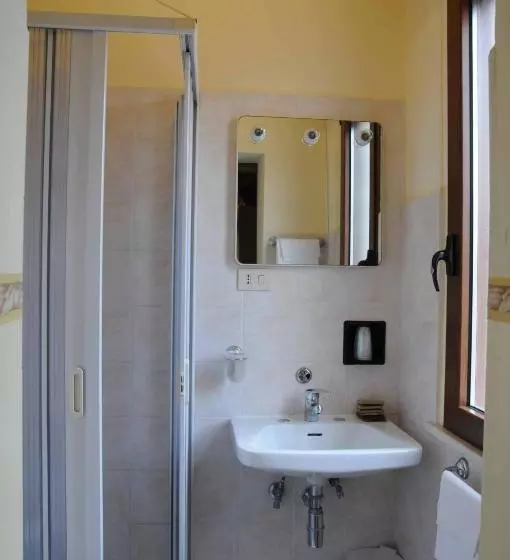 هتل Albergo Degli Amici