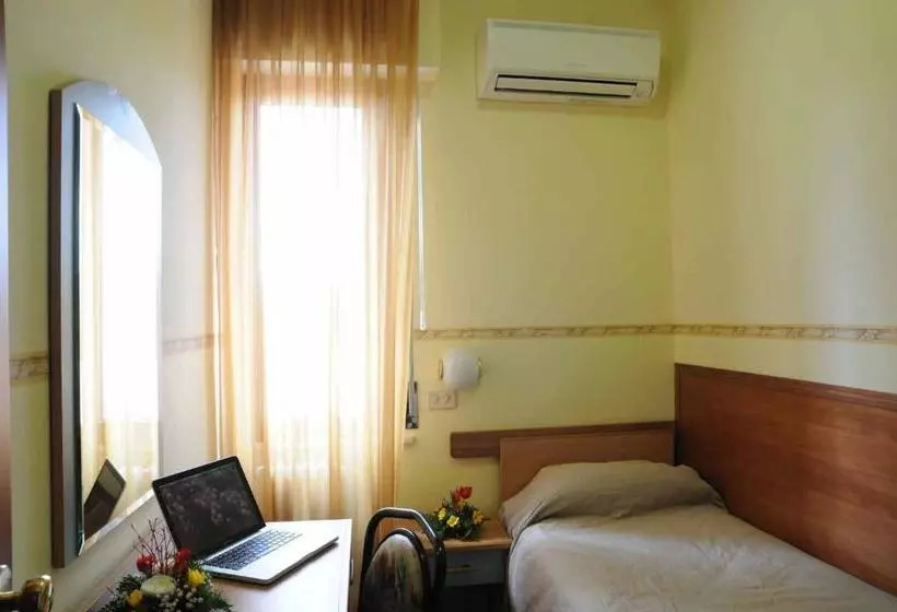 هتل Albergo Degli Amici