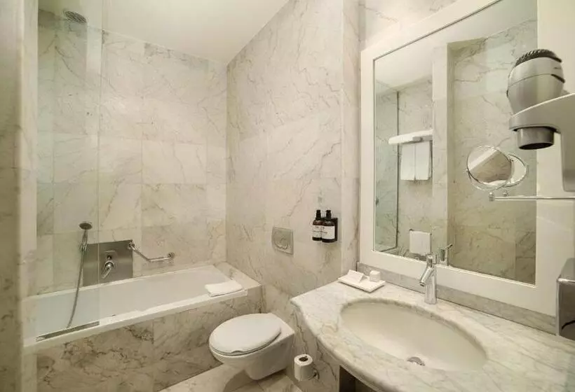 هتل NH Venezia Santa Lucia