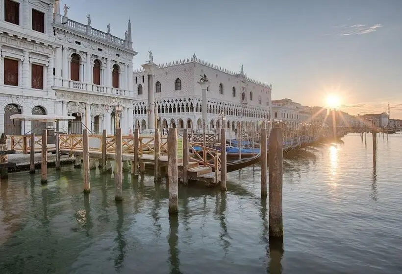 هتل NH Venezia Santa Lucia