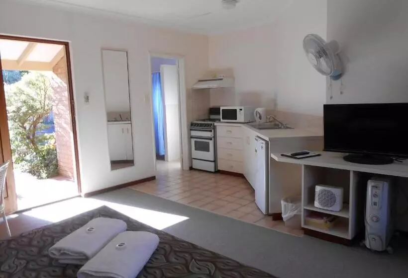 Augusta S Georgiana Molloy Motel