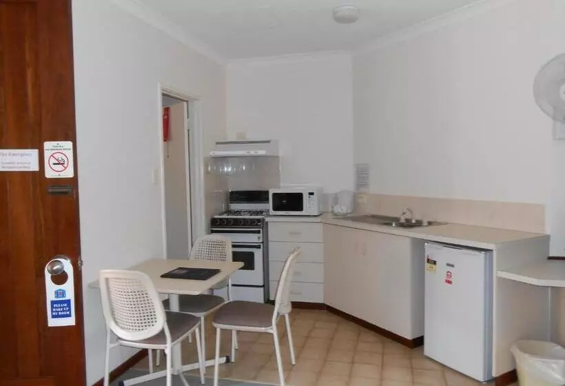 Augusta S Georgiana Molloy Motel