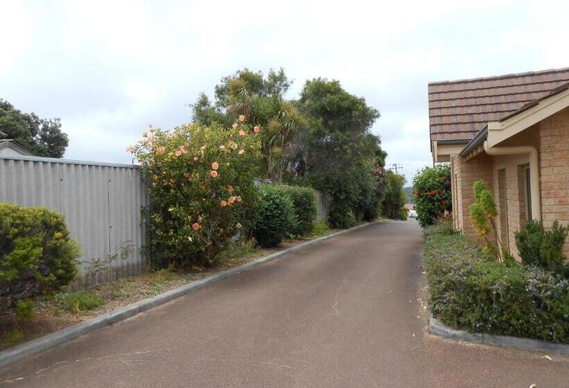 Augusta S Georgiana Molloy Motel