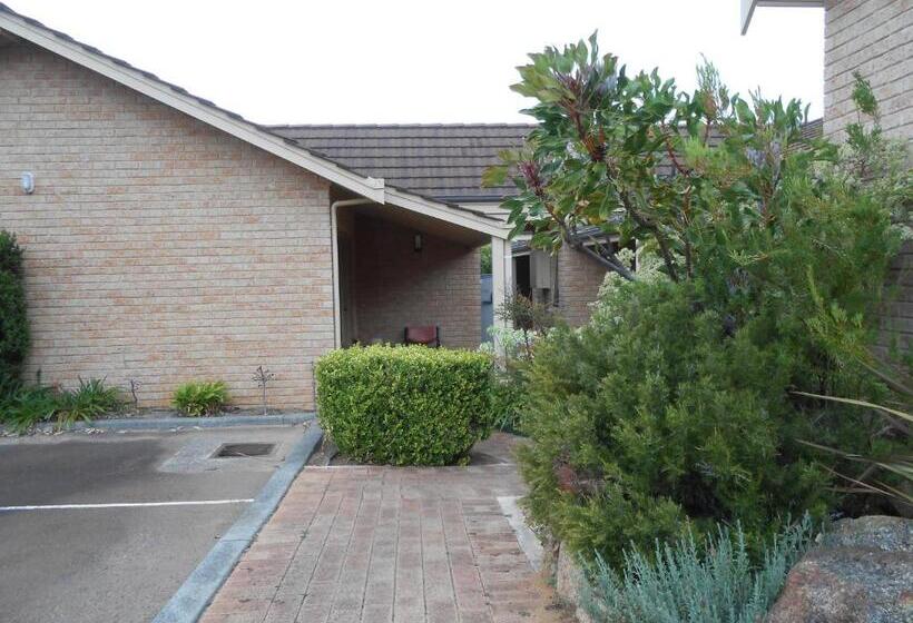 Augusta S Georgiana Molloy Motel