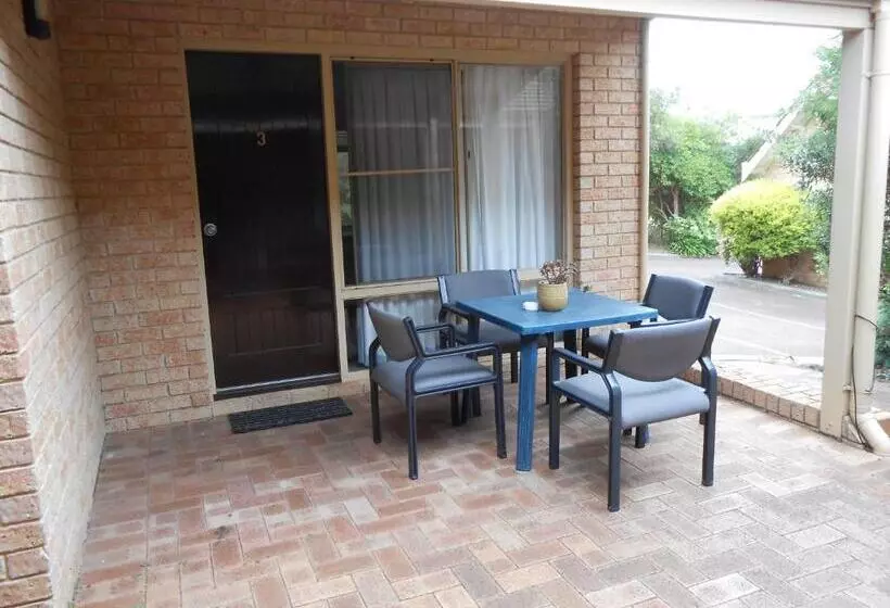 Augusta S Georgiana Molloy Motel