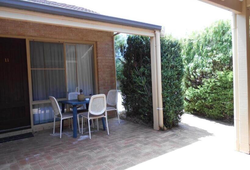 Augusta S Georgiana Molloy Motel