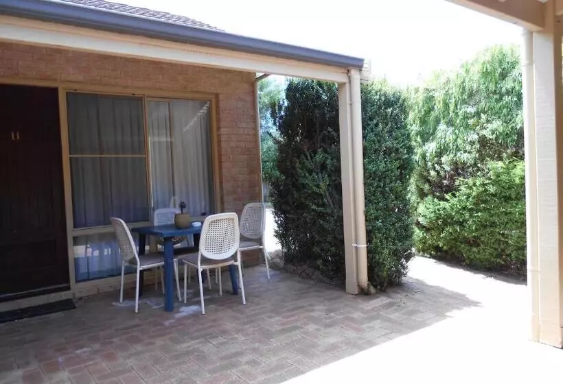 Augusta S Georgiana Molloy Motel