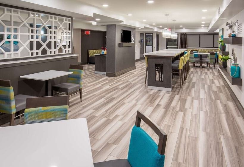 בית מלון כפרי Hampton Inn Monterey