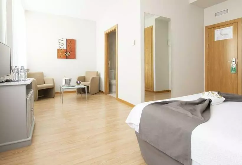 هتل Isabel De Segura