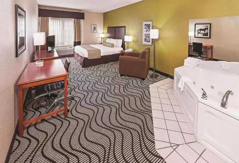 Отель La Quinta Inn & Suites By Wyndham Corpus Christi Northwest