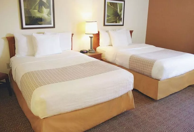 Отель La Quinta Inn & Suites By Wyndham Sawgrass