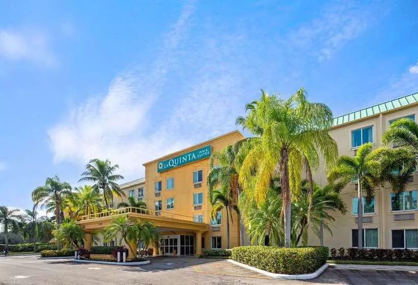 Отель La Quinta Inn & Suites By Wyndham Sawgrass