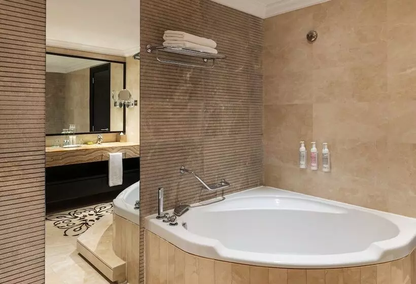 هتل Le Méridien Mina Seyahi Beach Resort & Waterpark