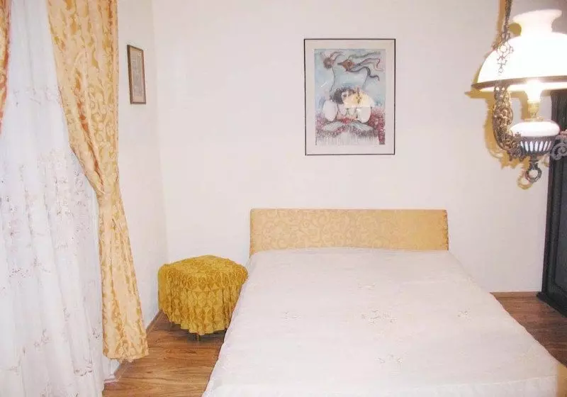 Nives Racic's Nikole Bozidarevica