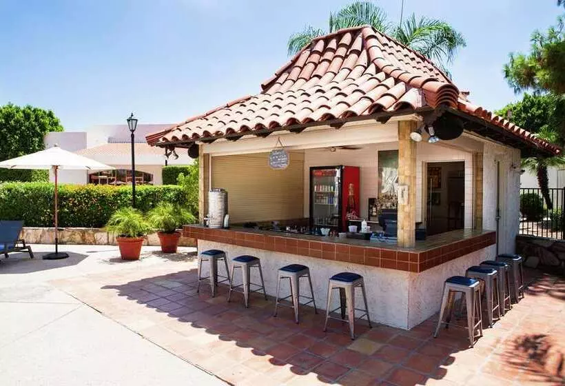 هتل Embassy Suites By Hilton Scottsdale Resort