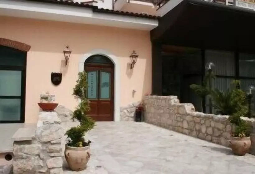 בית מלון כפרי Marchesina Resort Srls