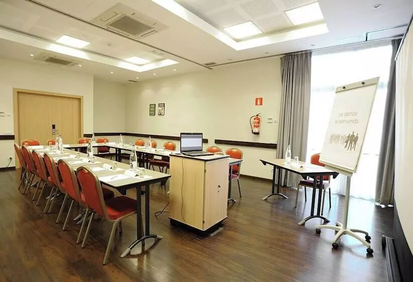 فندق Travelodge Barcelona Cornella Fira