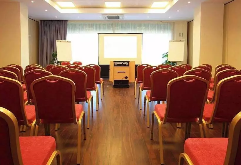 فندق Travelodge Barcelona Cornella Fira