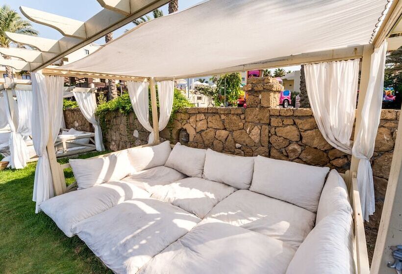 Vuni Palace Hotel & Casino & Spa