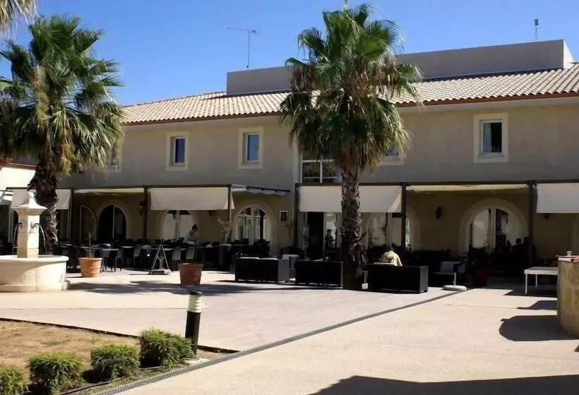 Отель Hôtel Jasses De Camargue