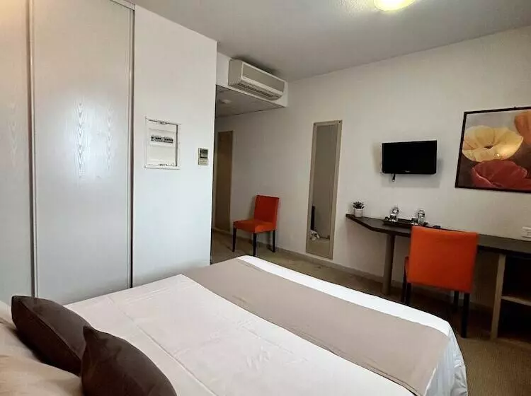 Отель Hôtel Jasses De Camargue