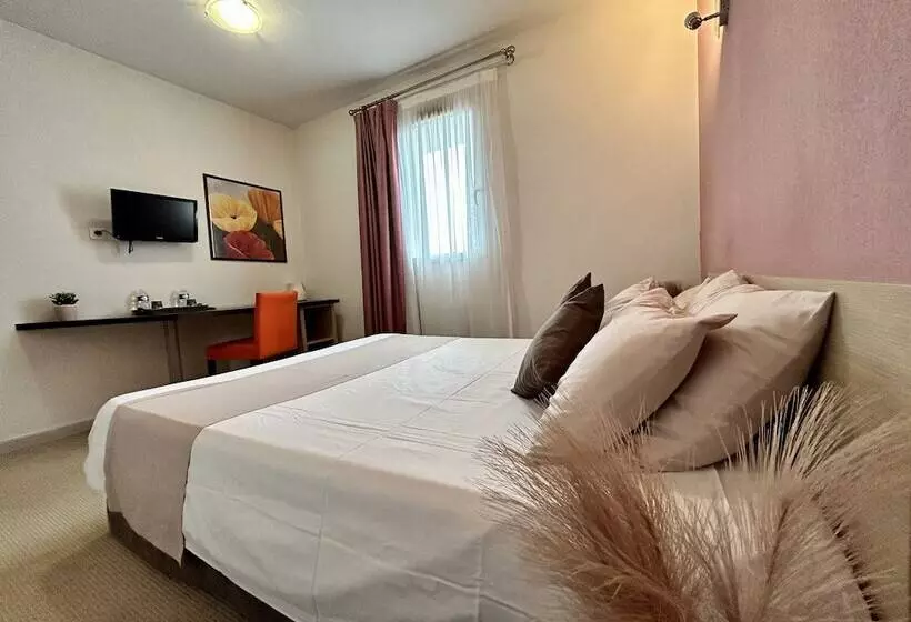 Отель Hôtel Jasses De Camargue