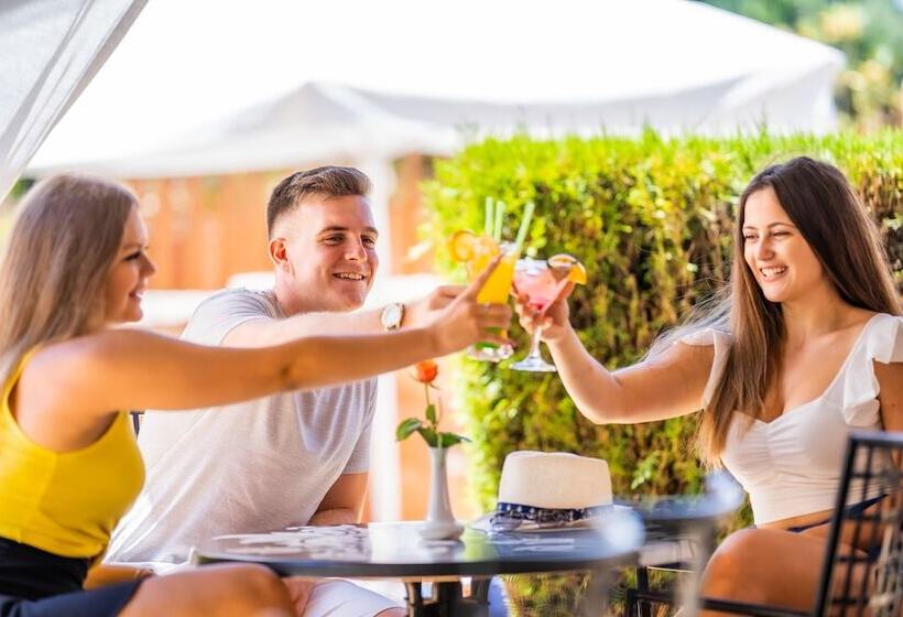 هتل Izola Paradise