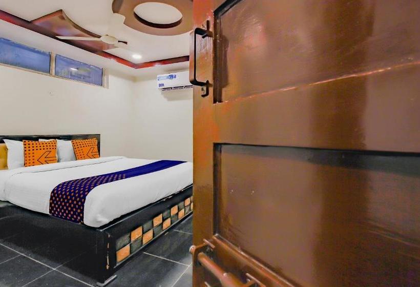 בית מלון כפרי Spot On Grand Inn