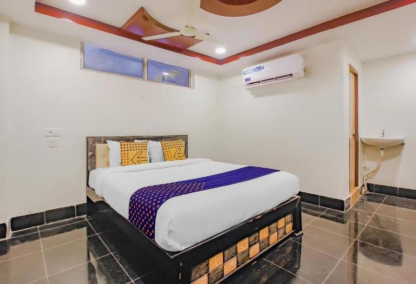 בית מלון כפרי Spot On Grand Inn