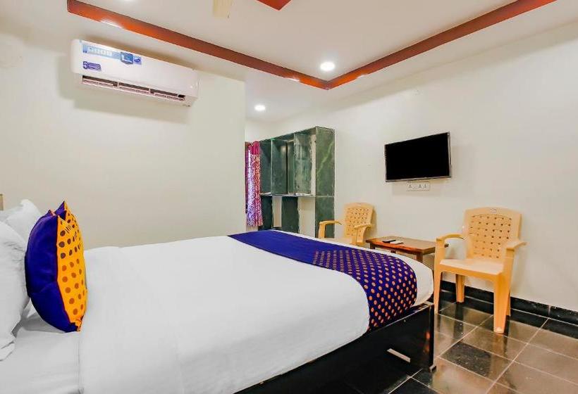 בית מלון כפרי Spot On Grand Inn