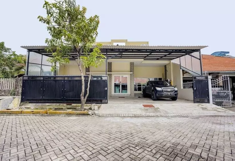 ホテル Oyo 90173 Innapp Tenggilis Family Residence