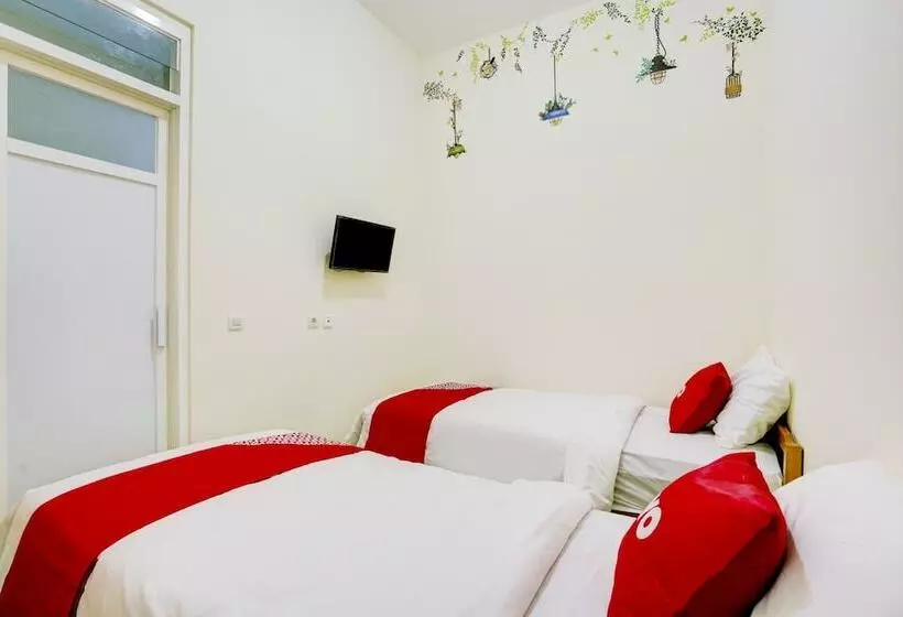 ホテル Oyo 90173 Innapp Tenggilis Family Residence