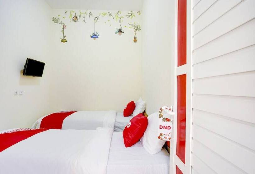 בית מלון כפרי Oyo 90173 Innapp Tenggilis Family Residence