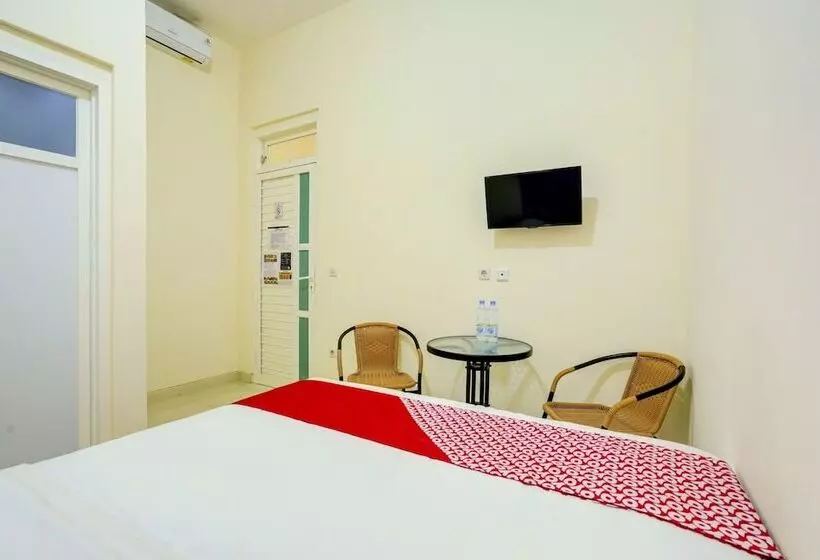 ホテル Oyo 90173 Innapp Tenggilis Family Residence