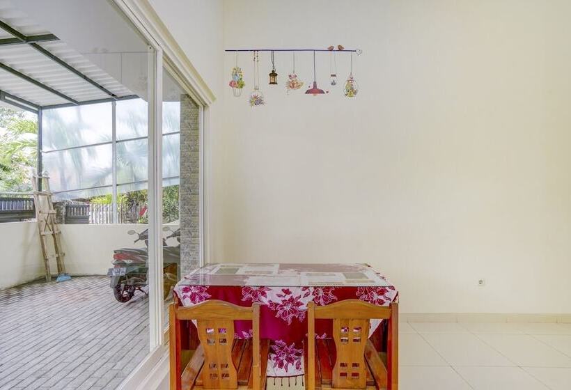 בית מלון כפרי Oyo 90173 Innapp Tenggilis Family Residence