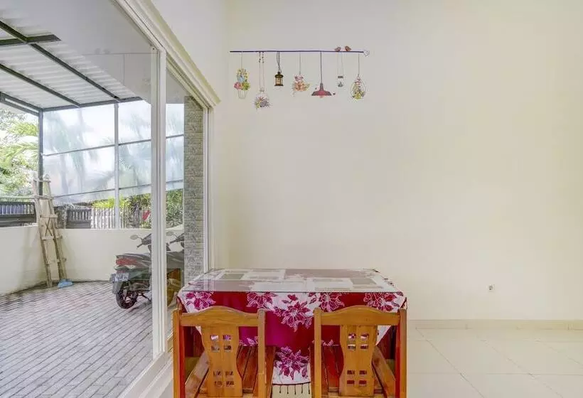 ホテル Oyo 90173 Innapp Tenggilis Family Residence