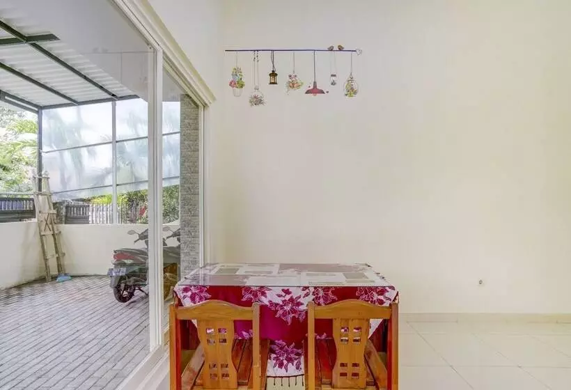 ホテル Oyo 90173 Innapp Tenggilis Family Residence