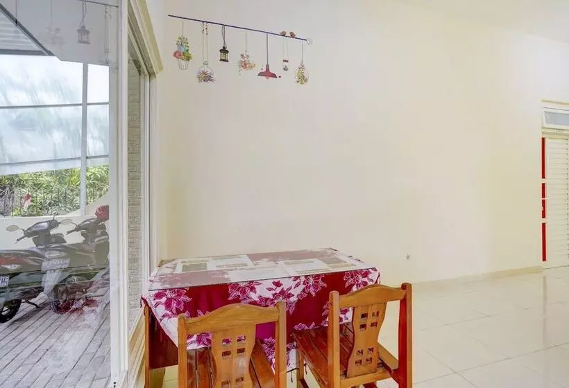 ホテル Oyo 90173 Innapp Tenggilis Family Residence