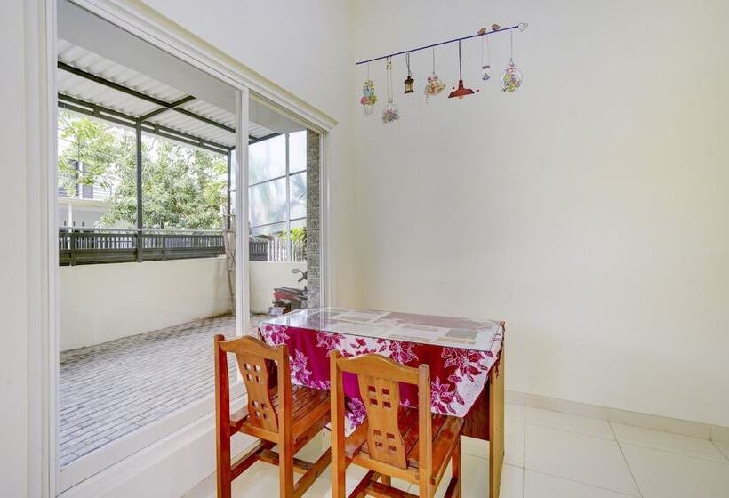 בית מלון כפרי Oyo 90173 Innapp Tenggilis Family Residence