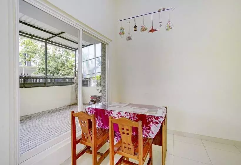 ホテル Oyo 90173 Innapp Tenggilis Family Residence