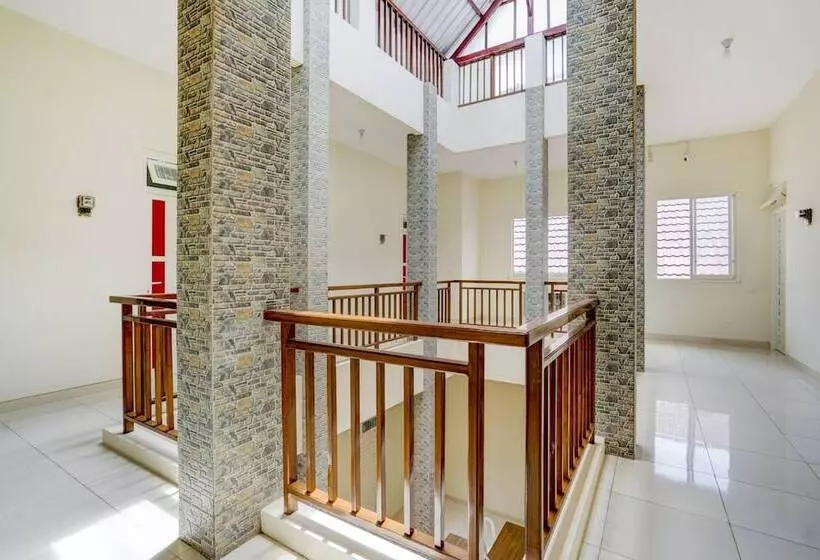 ホテル Oyo 90173 Innapp Tenggilis Family Residence