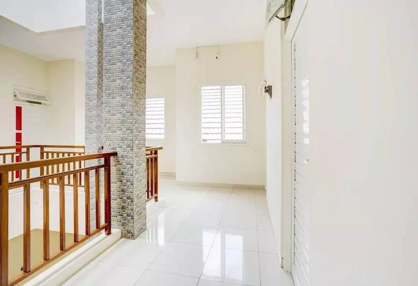 ホテル Oyo 90173 Innapp Tenggilis Family Residence
